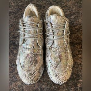 YOKI Womens Python Look Iridescent Sneaker Sz 8